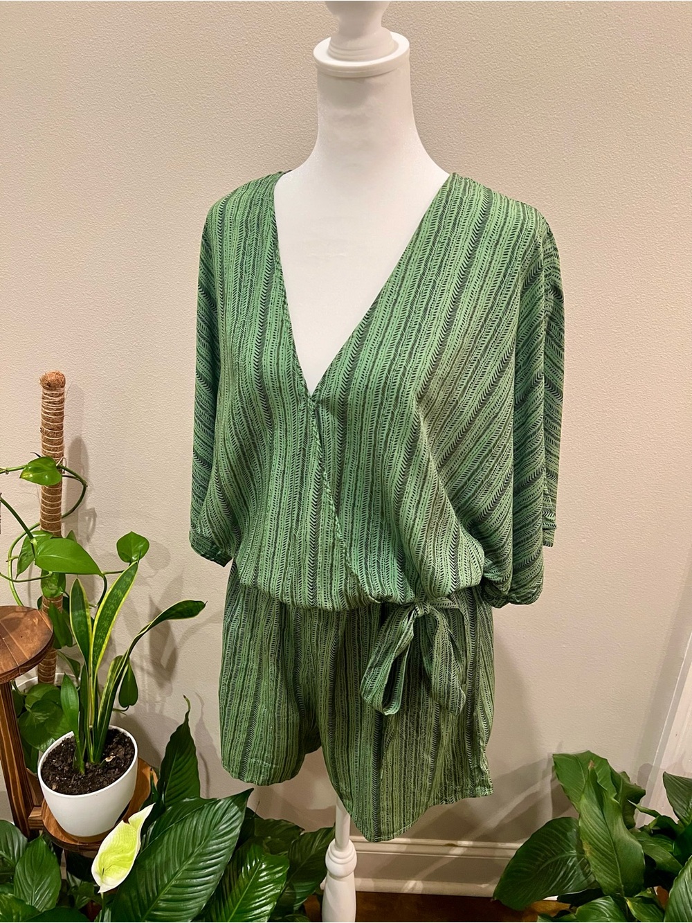 Cupshe Green Flowy Striped V-Neck Short Romper